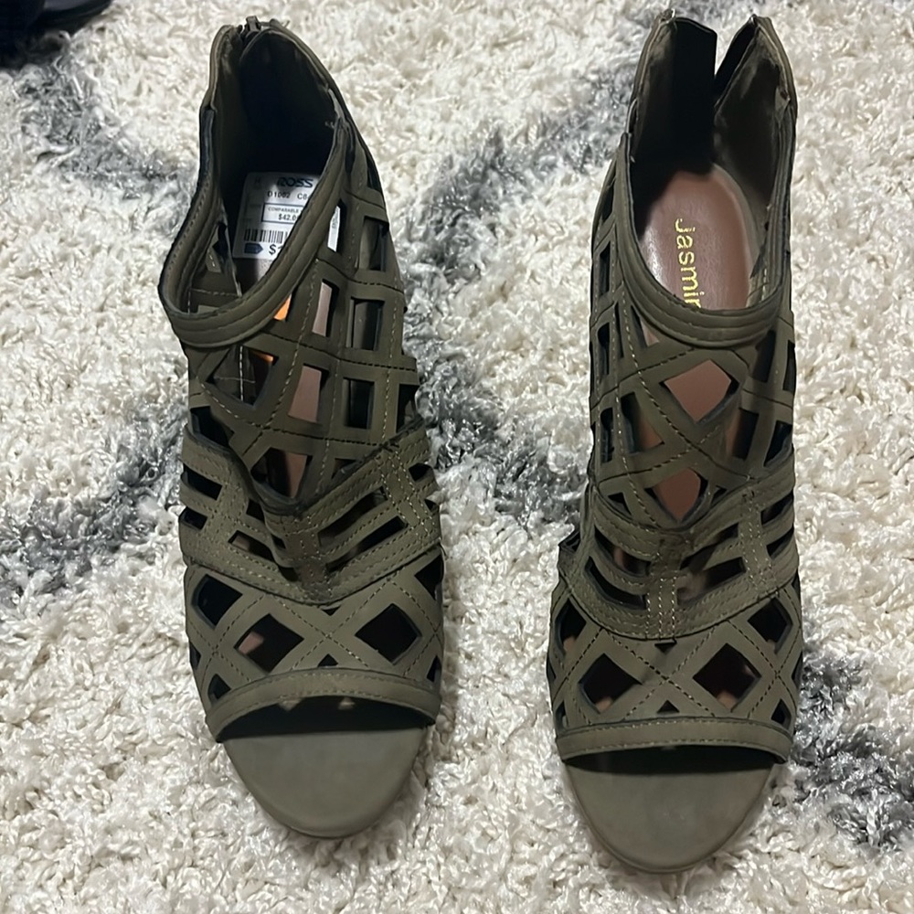 Olive jasmine wedges